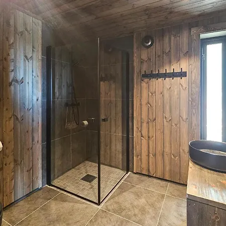 3 Bedroom Beautiful In 別荘 Torpo